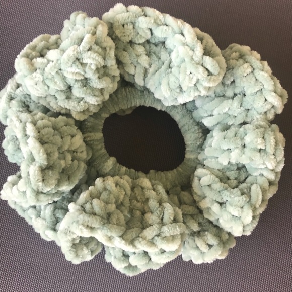 Velvet Scrunchie Set - Picture 4 of 11